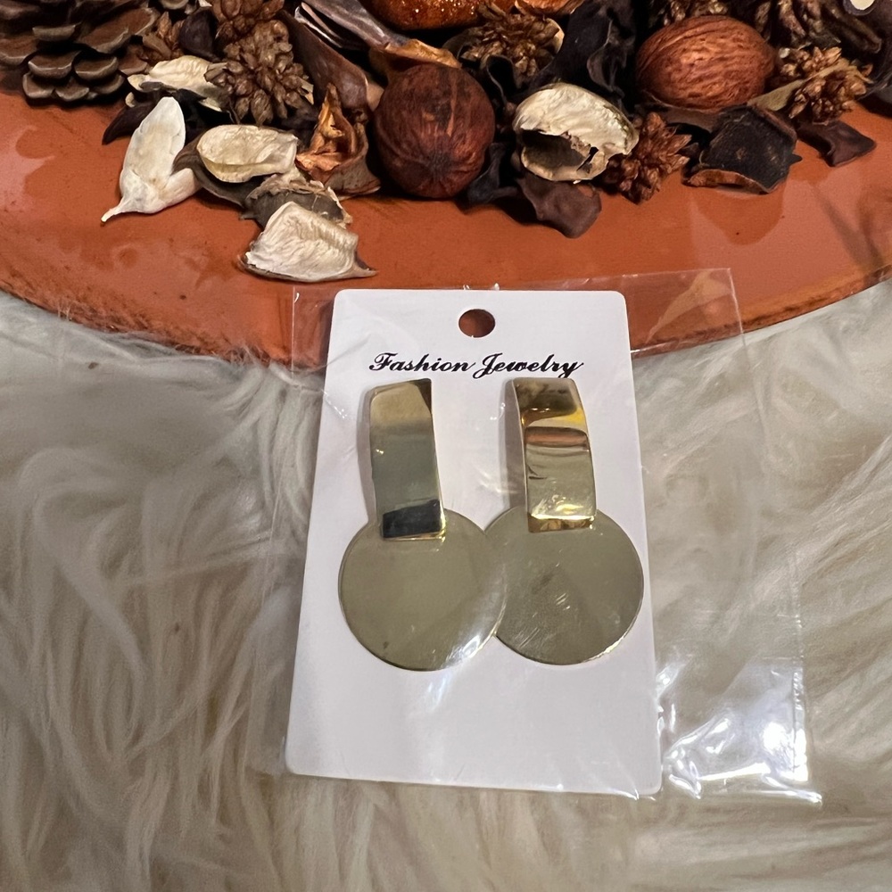 Beautiful Gold Fashion Earrings **New Never Worn**